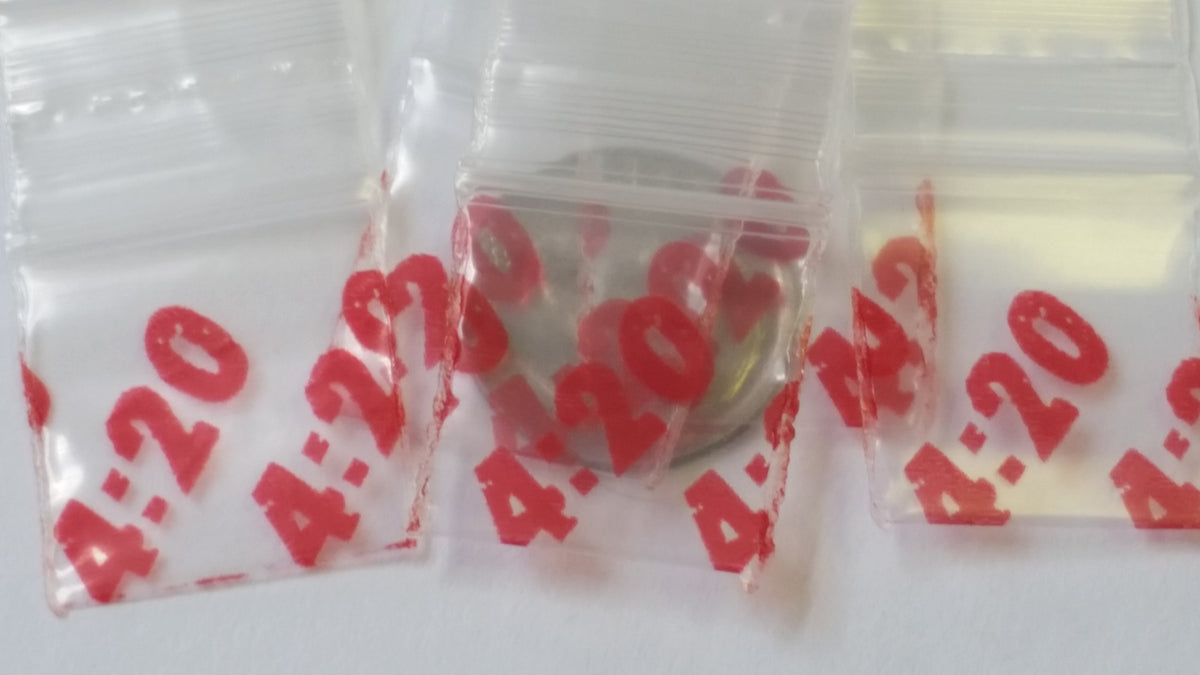Original Apple Bags resealable bags, 3/4" x 3/4", perfect for storing small items, featured in this clear, flexible packaging image.